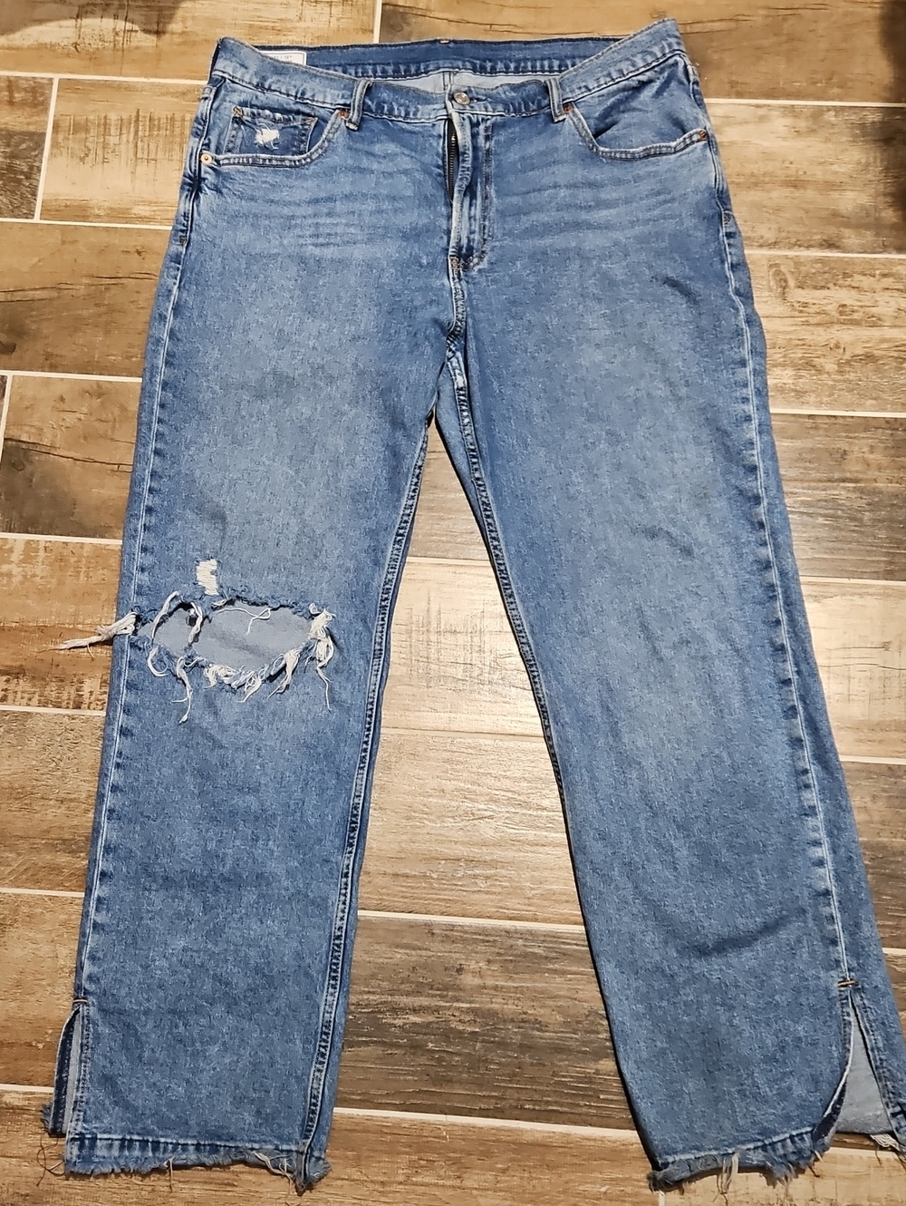 GAP Men's Light Blue Relaxed Straight Jeans with Knee Distress